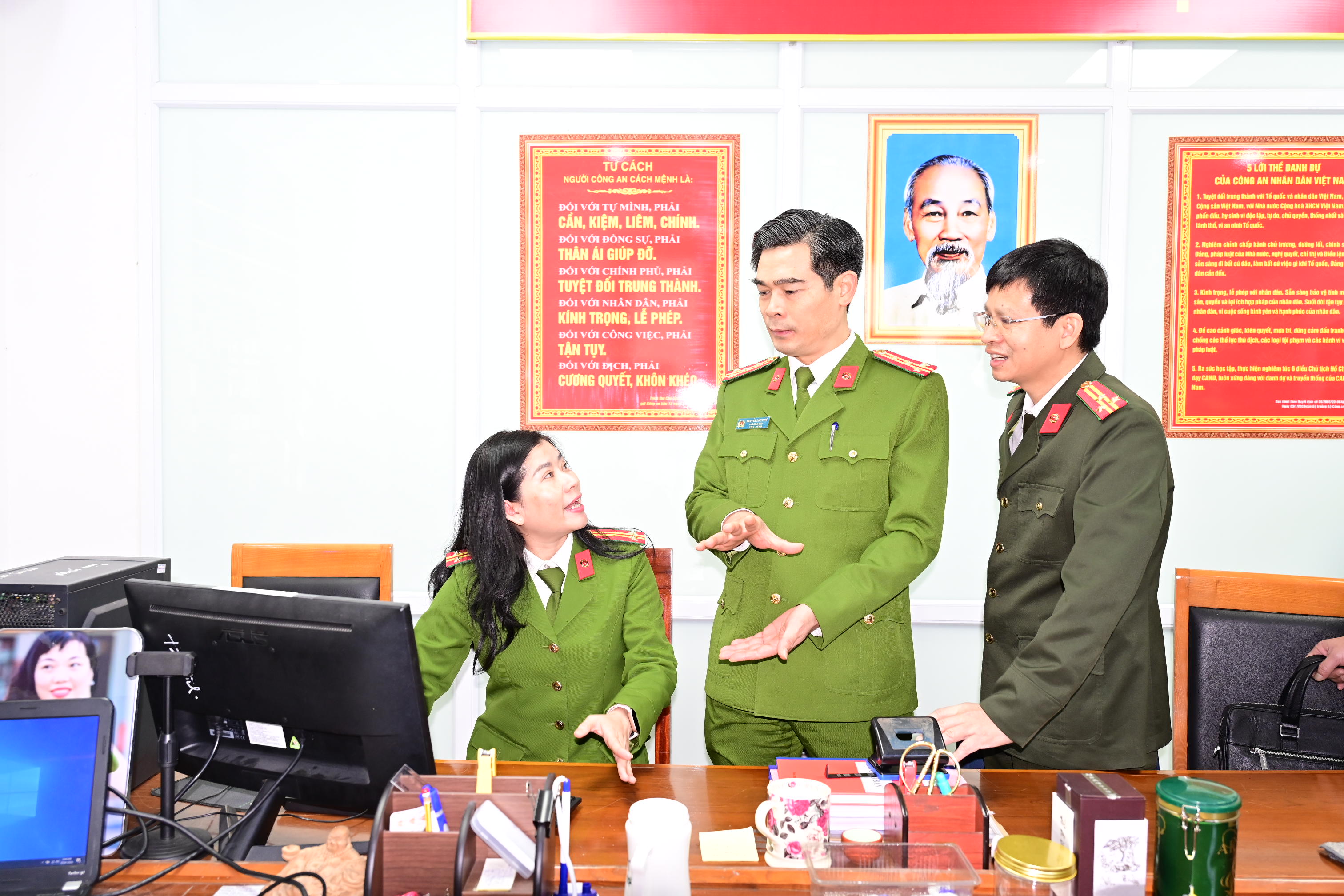 Đại tá Nguyễn Đức Thìn - Phó Giám đốc Công an thành phố kiểm tra công tác cải cách hành chính tại một số Công an các xã, phường